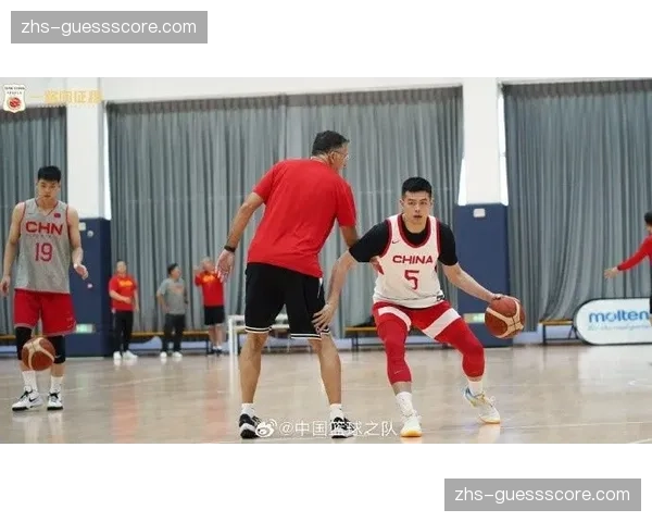 中国男篮集训队抵达青岛，开启为期一个月海外拉练